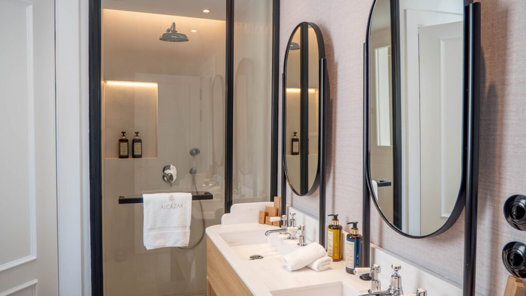 Modern bathroom with luxury amenities at the Alcázar Hotel Sóller.