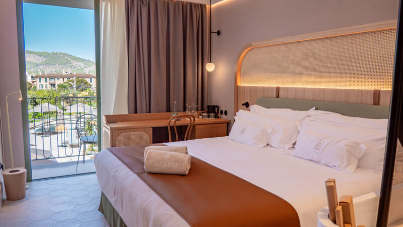 Elegant interior of a room at Alcázar Hotel Sóller with Mallorcan-style decor.