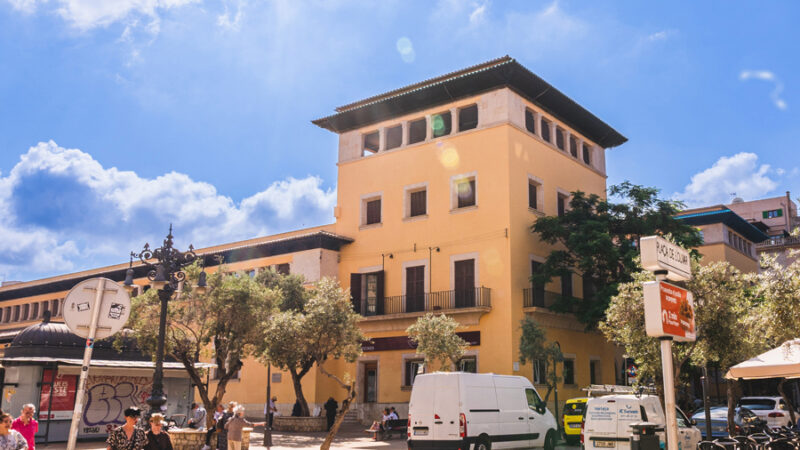 Building of Mercat de l'Olivar in Palma de Mallorca, showcasing its Mediterranean architecture and vibrant market atmosphere.
