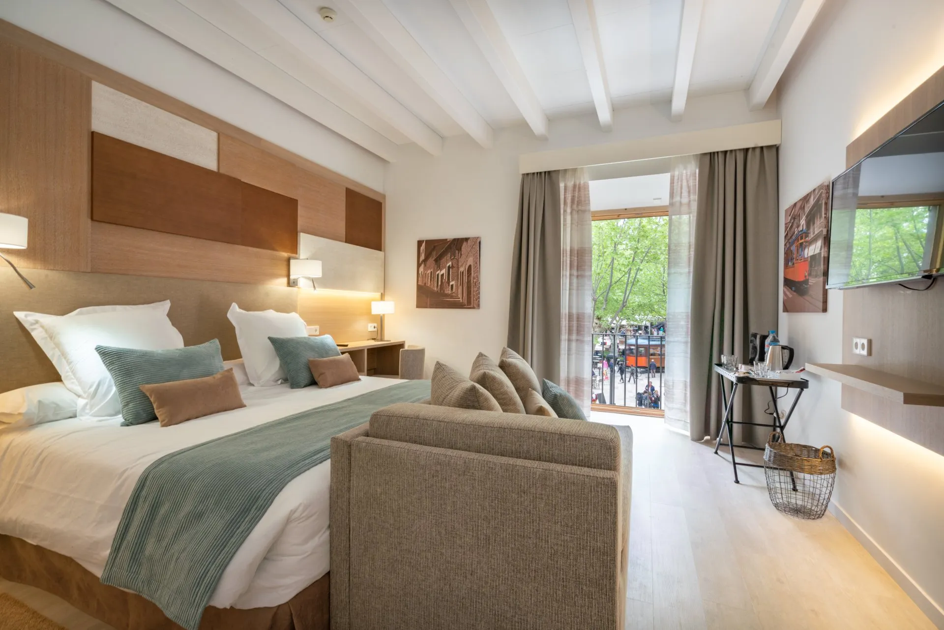 Spacious room in Soller Plaza, perfect for relaxation