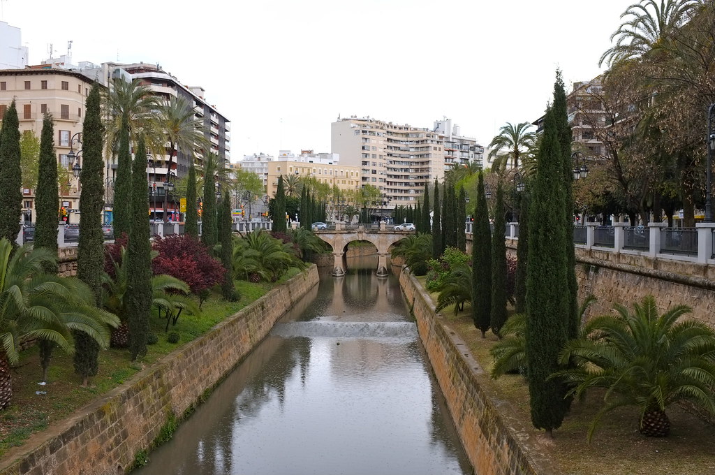 Parc de Feixina in Palma de Mallorca, featuring lush greenery, a central fountain, and a tranquil atmosphere near Santa Catalina.