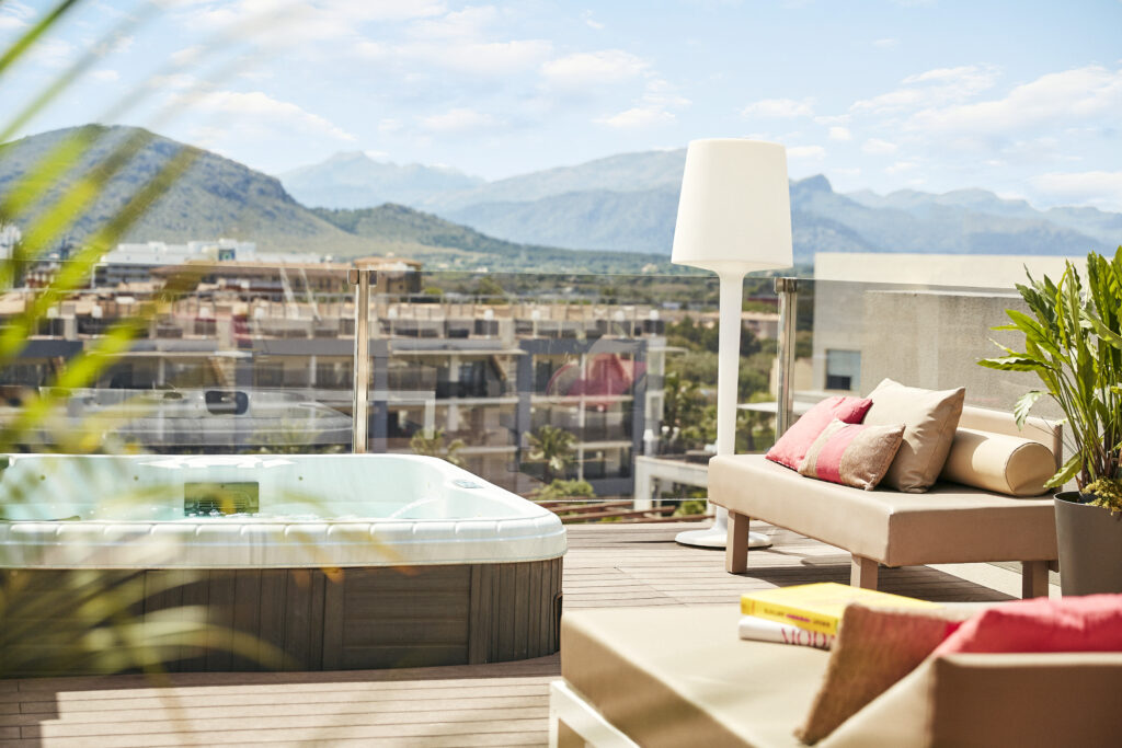 Private terrace with jacuzzi in a Zafiro Palace Alcudia suite