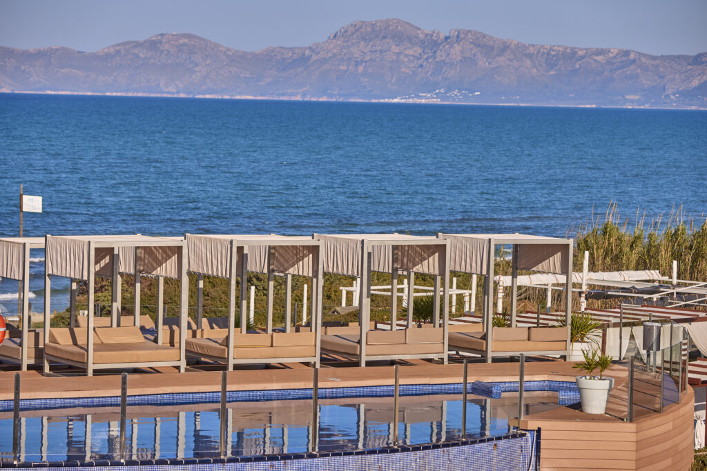 Hotel Zafiro Bahia, a luxury family resort right on the beach in Mallorca.