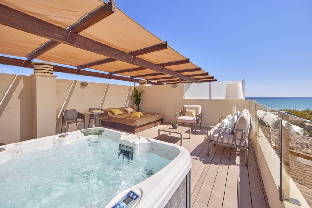 Suite with a private jacuzzi and sea views at Zafiro Bahia.